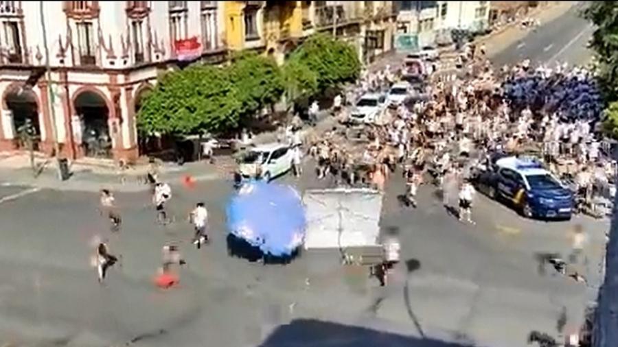 Torcedores do Eintracht e do Rangers protagonizaram cenas de violência nas ruas de Sevilla  - Reprodução