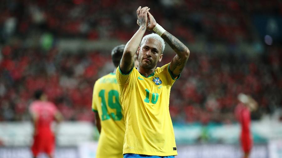 Neymar aplaude torcida sul-coreana em comemoração de gol pela seleção brasileira - Chung Sung-Jun/Getty Images
