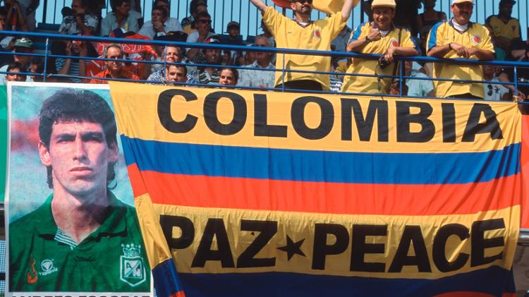 Torcedores homenageam o zagueiro Andres Escobar na Copa de 1998