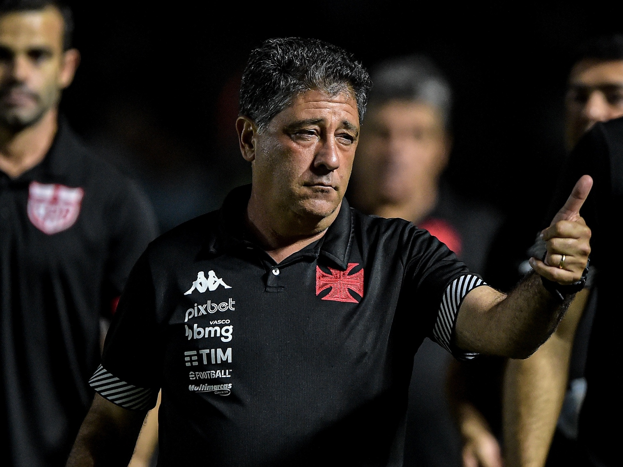 Ex-técnico do Vasco avança no árbitro e precisa ser contido; assista