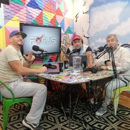 Carlinhos Mendigo (esq.), os apresentadores Jaime Marcelo (centro) e Roger Chedid no podcast Focus 23 - Divulgação