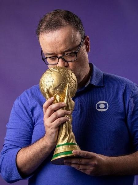 Everaldo Marques segurando a taça da Copa do Mundo - Reprodução/Instagram