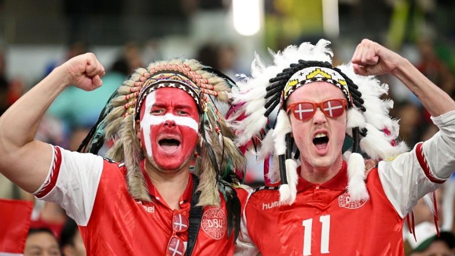 Torcedores da Dinamarca prontos para gritar "mål" (gol) na partida contra a Austrália na Copa do Mundo do Qatar - Stuart Franklin/Getty Images