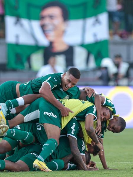 Jogadores do Palmeiras comemoram gol do título da Copinha - Marcello Zambrana/AGIF