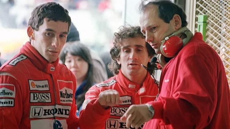 Ayrton Senna e Alain Prost conversam com o chefe, Ron Dennis, na temporada de 1988