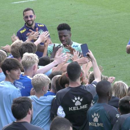 Vini Jr causou alvoroço após o treino da seleção brasileira em Barcelona e foi tietado por garotos da base do Espanyol - Thiago Arantes/UOL