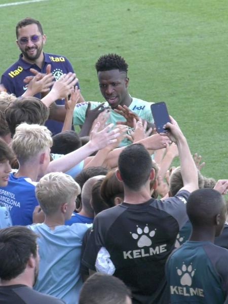 Vini Jr causou alvoroço após o treino da seleção brasileira em Barcelona e foi tietado por garotos da base do Espanyol - Thiago Arantes/UOL