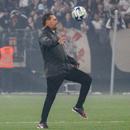 Luxa brincou com a bola durante treino aberto do Corinthians