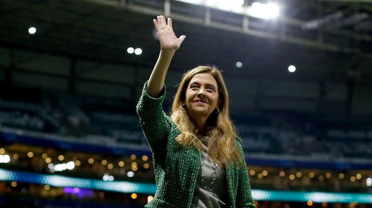 Leila Pereira, presidente do Palmeiras, acena para torcedores antes de jogo contra Deportivo Pereira na Libertadores