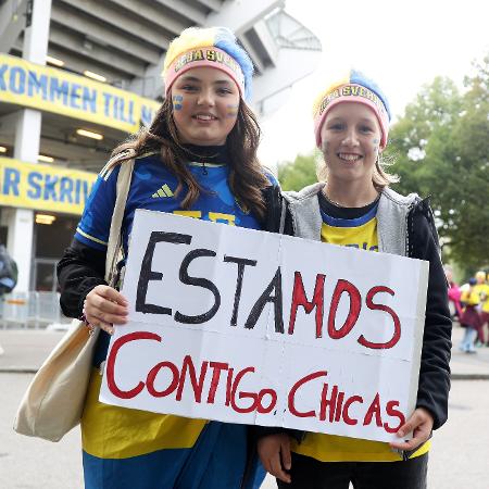 Torcedoras suecas levam cartaz em apoio à seleção espanhola feminina