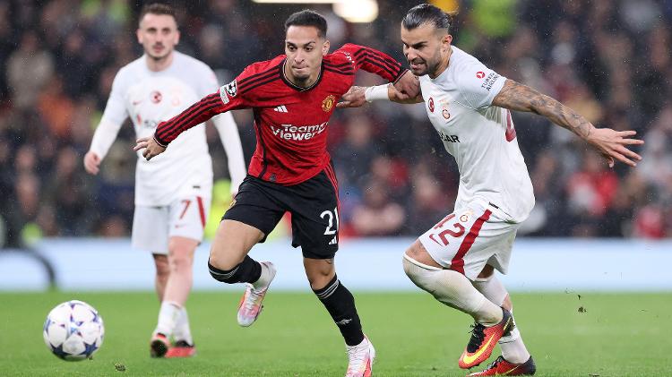 Antony, do Manchester United, briga pela bola com Bardakci, do Galatasaray, durante jogo da Liga dos Campeões