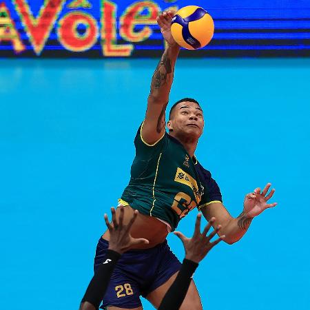 Darlan durante a partida entre Brasil e Cuba no pré-olímpico de vôlei