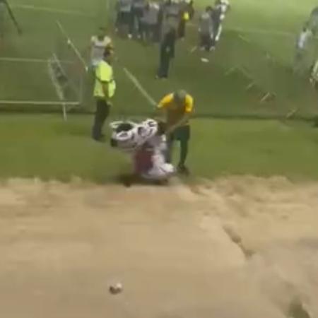 Mascote da Portuguesa-RJ caiu no chão ao cumprimentar Deyverson