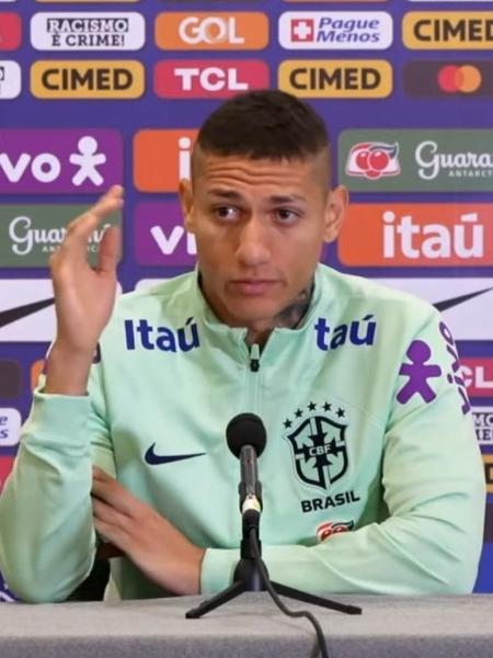 Richarlison durante coletiva na seleção brasileira