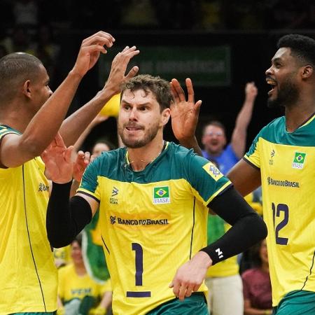 Jogadores do Brasil comemoram ponto no jogo contra a Argentina na Liga das Nações masculina de vôlei