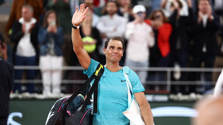 Rafael Nadal acena para o público após a derrota na primeira rodada de Roland Garros 2024