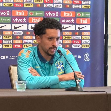 Marquinhos concede entrevista coletiva com a seleção brasileira