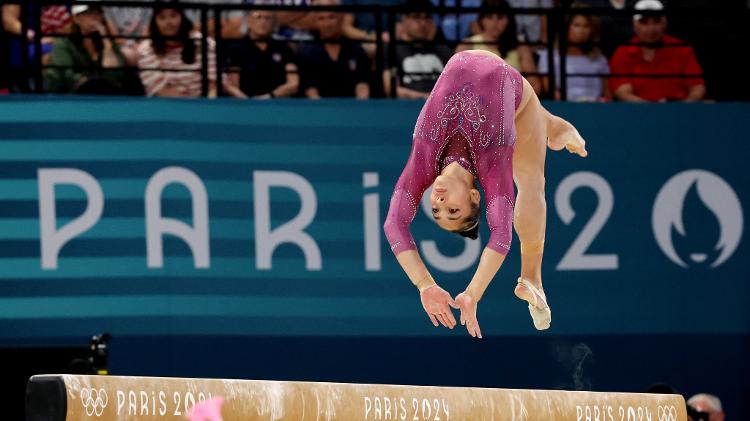 Julia Soares durante sua apresentação na final da trave nas Olimpíadas de Paris