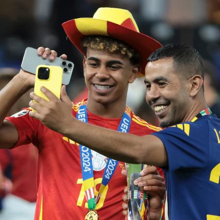 Lamine Yamal e seu pai, Mounir Nasraoui, comemoram título da Espanha na Eurocopa