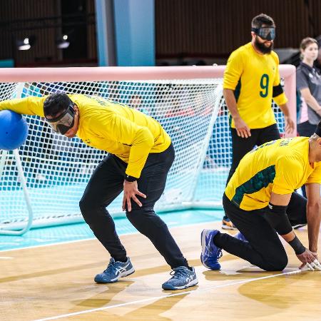 Jogadores da seleção brasileira masculina de goalball, durante partida contra a França, válida pelas Paralimpíadas.