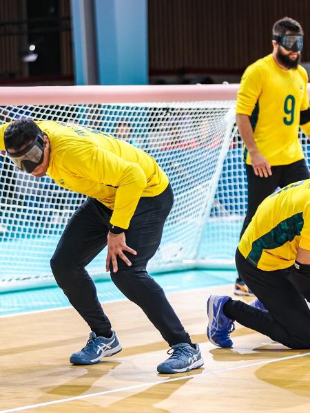 Jogadores da seleção brasileira masculina de goalball, durante partida contra a França, válida pelas Paralimpíadas.