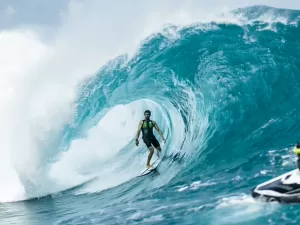 Lucas Chumbo concorre a dois prêmios no 'Oscar das ondas grandes' da Surfer