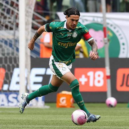 Gustavo Gómez em ação pelo Palmeiras no jogo contra o Fortaleza