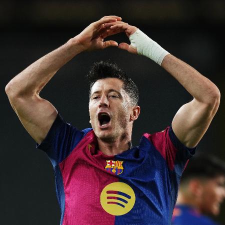 Lewandowski comemora gol marcado pelo Barcelona - Alex Caparros/Getty Images