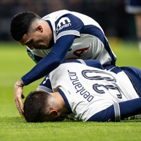 Bentancur ficou caído no gramado após bater cabeça em Tottenham x Liverpool - Andrew Kearns - CameraSport via Getty Images