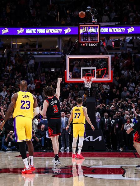 Josh Giddey anota cesta do meio da quadra para o Chicago Bulls contra o Los Angeles Lakers Josh Giddey anota cesta do meio da quadra para o Chicago Bulls contra o Los Angeles Lakers