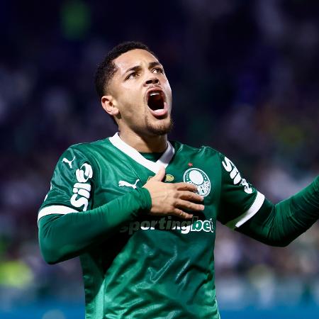 Vitor Roque comemora após marcar o gol da vitória do Palmeiras sobre o São Paulo - Marcello Zambrana/Agif