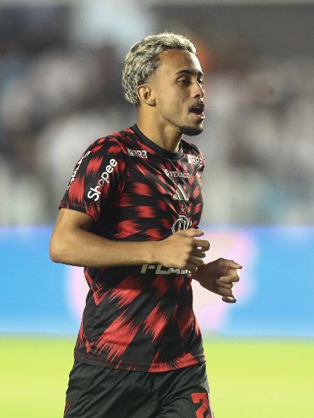 Matheus Gonçalves no aquecimento na Vila Belmiro