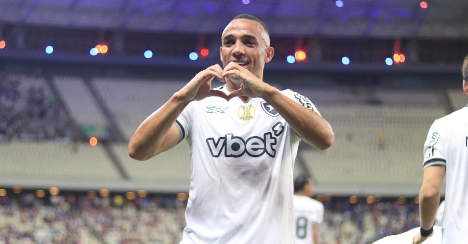 Marçal comemora gol marcado contra o Fortaleza na Arena Castelao pelo Campeonato Brasileiro
