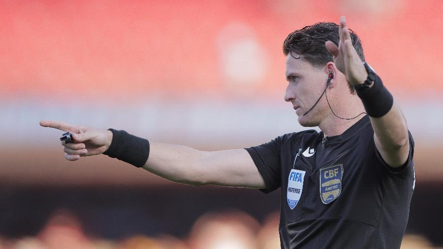 Árbitro Ramon Abatti Abel em São Paulo x Palmeiras, pelo Campeonato Brasileiro Árbitro Ramon Abatti Abel em São Paulo x Palmeiras, pelo Campeonato Brasileiro