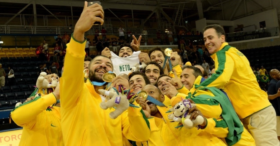 Basquete brasileiro faz selfie após conquistar medalha de ouro no Pan