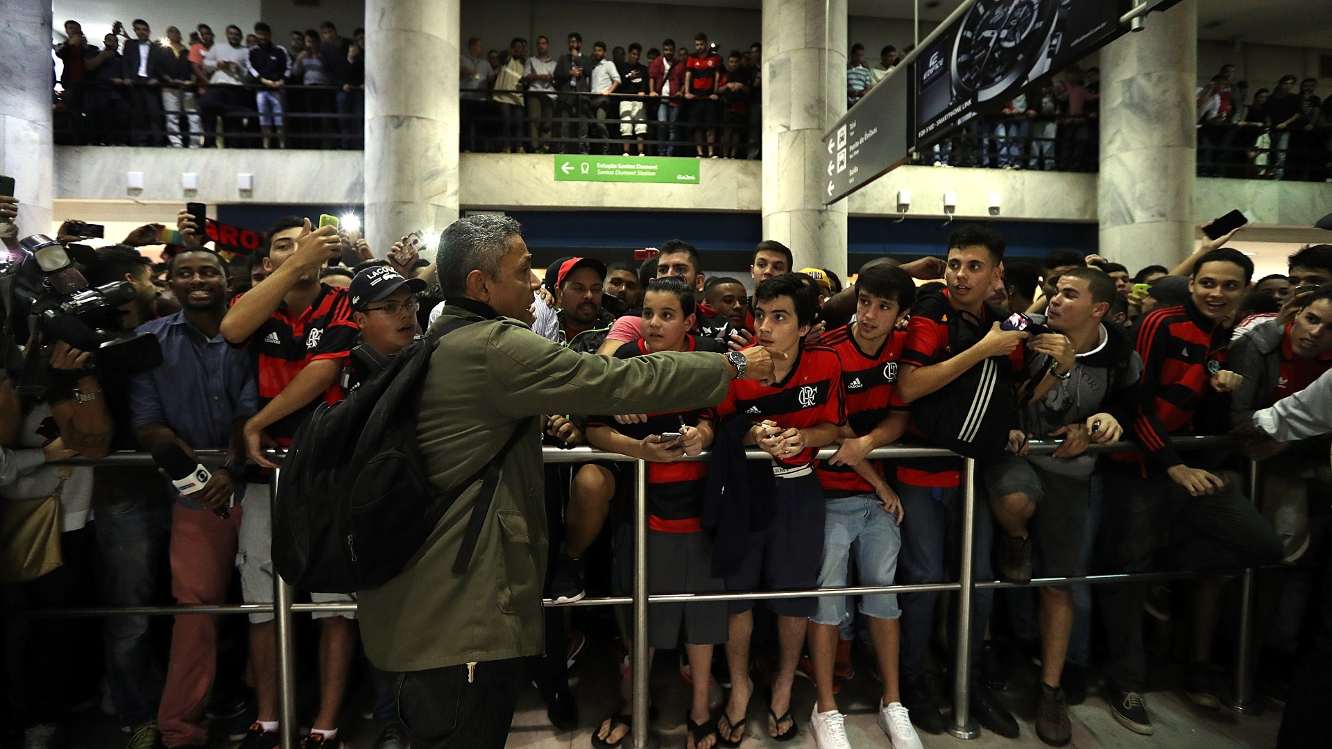 Até mesmo crianças foram receber Diego e se espremeram para ver o ídolo de perto no aeroporto - Júlio César Guimarães/ UOL