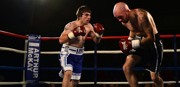 Mike Towell, de azul, durante luta de boxe no mês de maio - Mark Runnacles/Getty Images