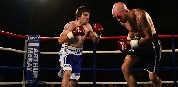 Mike Towell, de azul, em luta no mês de maio - Mark Runnacles/Getty Images