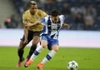 Alex Telles pode ser outro brasileiro a atuar pela seleção italiana - Miguel Vidal/Reuters