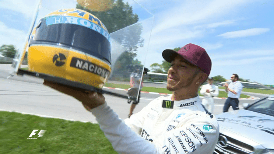 Hamilton com um capacete dado de presente pela família Senna - Reprodução Twitter