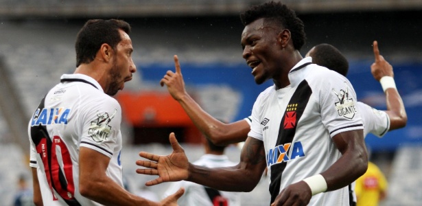 Paulão comemora com Nenê o gol do Vasco diante do Cruzeiro, no Mineirão, pelo Brasileirão - Carlos Gregório Jr/Vasco.com.br