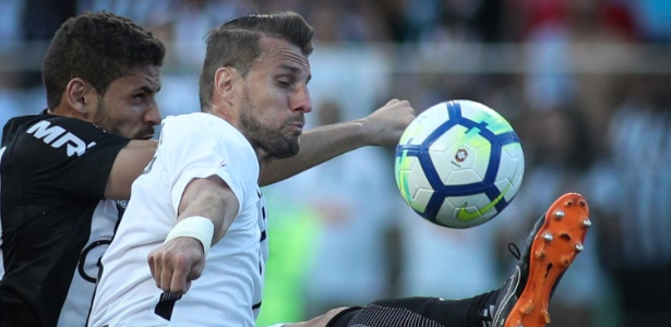 O zagueiro Henrique elogia o elenco do Corinthians, que joga nesta quarta pela Libertadores - Pedro Vale/AGIF