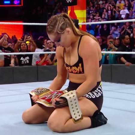 Ronda Rousey com o cinturão do WWE - Reprodução/WWE