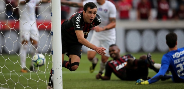 O atacante Pablo comemora após marcar pel o Atlético-PR sobre o Fluminense - HEULER ANDREY/DIA ESPORTIVO/ESTADÃO CONTEÚDO