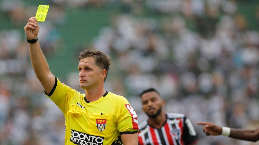 Árbitro Vinicius Furlan durante partida entre Santos x São Paulo no Pacaembu  - Daniel Vorley/AGIF