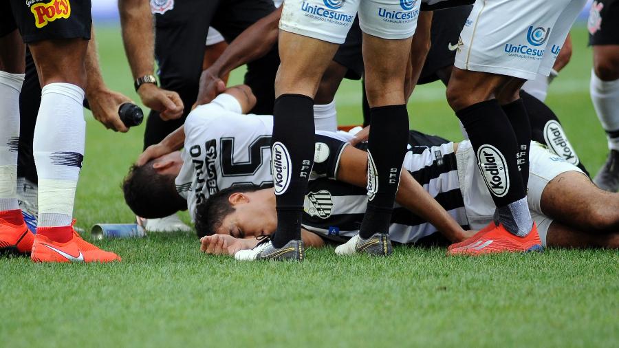 Danilo Avelar e Felipe Aguilar foram ao chão após choque em Corinthians x Santos - Alan Morici/AGIF