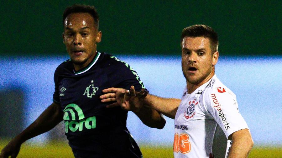 Titular nos últimos três jogos, Ramiro deve seguir no meio-campo do Corinthians na noite de hoje - Divulgação/Chapecoense