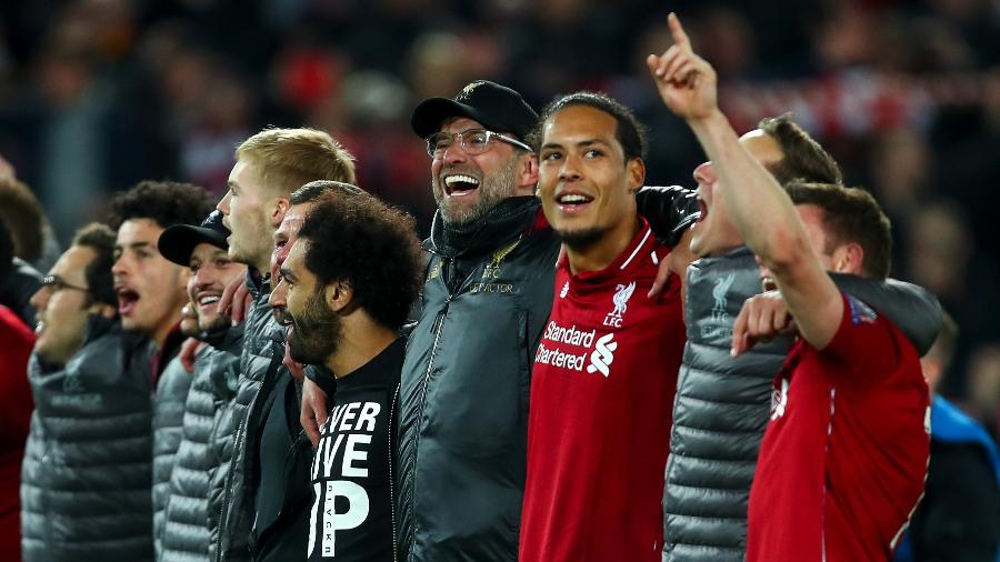 Jurgen Klopp comemora ao lado dos jogadores do Liverpool a classificação para a final da Liga dos Campeões - Robbie Jay Barratt/Getty Images