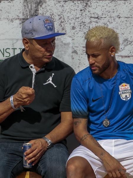 Neymar e seu pai durante evento do instituto na Praia Grande   - Miguel Schincariol/AFP