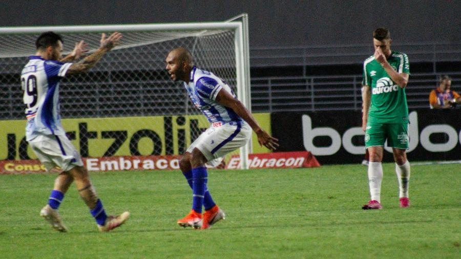 Alecsandro fez um dos gols do CSA na vitória sobre a Chape, no primeiro turno - DOUGLAS ARAUJO/MYPHOTO PRESS/ESTADÃO CONTEÚDO
